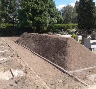 Talud met urnen op begraafplaats Apeldoorn