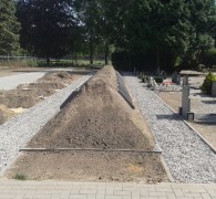 Talud met urnen op begraafplaats Apeldoorn